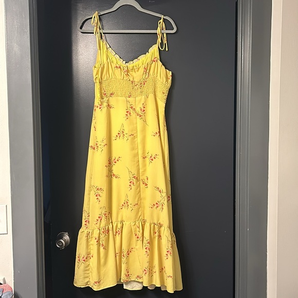 Beautiful line and dot yellow floral dress - Picture 3 of 4